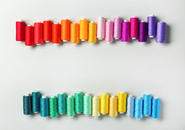 rzędy kolorowych nici